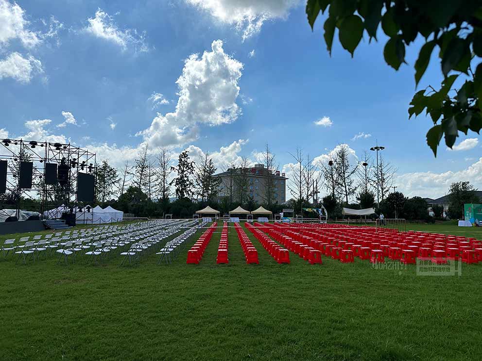 鄭州桌椅出租公司提供紅色塑料凳和白色折疊椅的搭配使用十分醒目喜慶