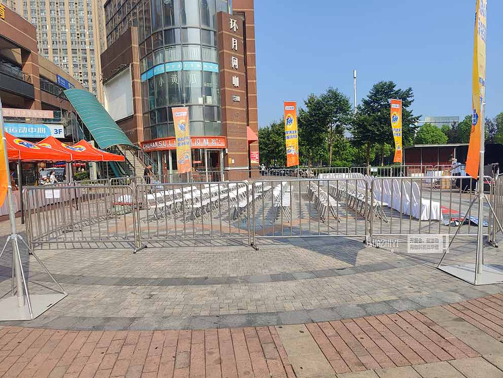 汰漬社區(qū)嘉年華現(xiàn)場護欄由鄭州鐵馬護欄租賃公司布置