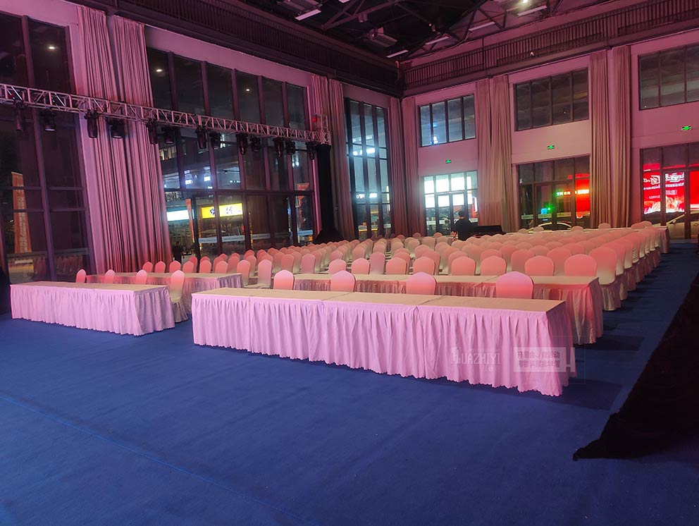 勞動競賽現(xiàn)場使用鄭州桌椅沙發(fā)租賃很經(jīng)濟適用