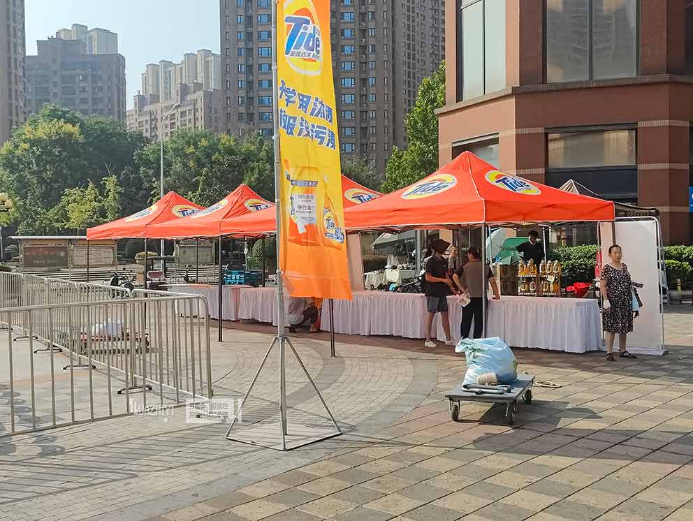 汰漬社區(qū)嘉年華現(xiàn)場護欄由鄭州鐵馬護欄租賃公司布置