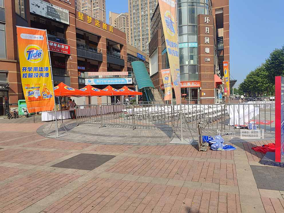 汰漬社區(qū)嘉年華現(xiàn)場護欄由鄭州鐵馬護欄租賃公司布置