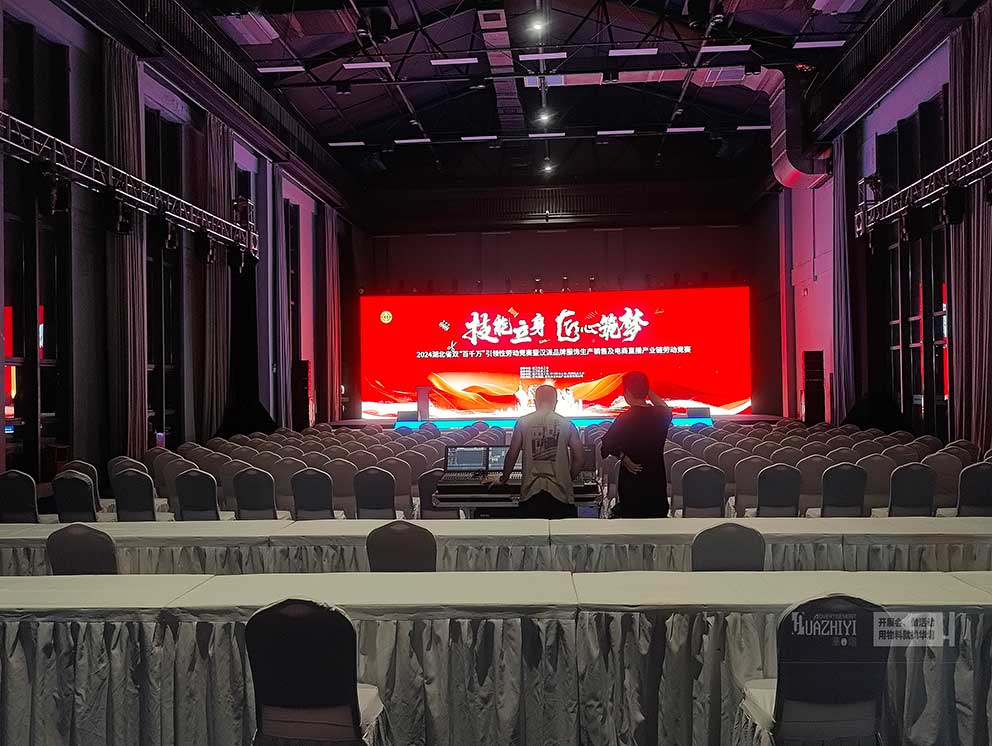 勞動競賽現(xiàn)場使用鄭州桌椅沙發(fā)租賃很經(jīng)濟適用