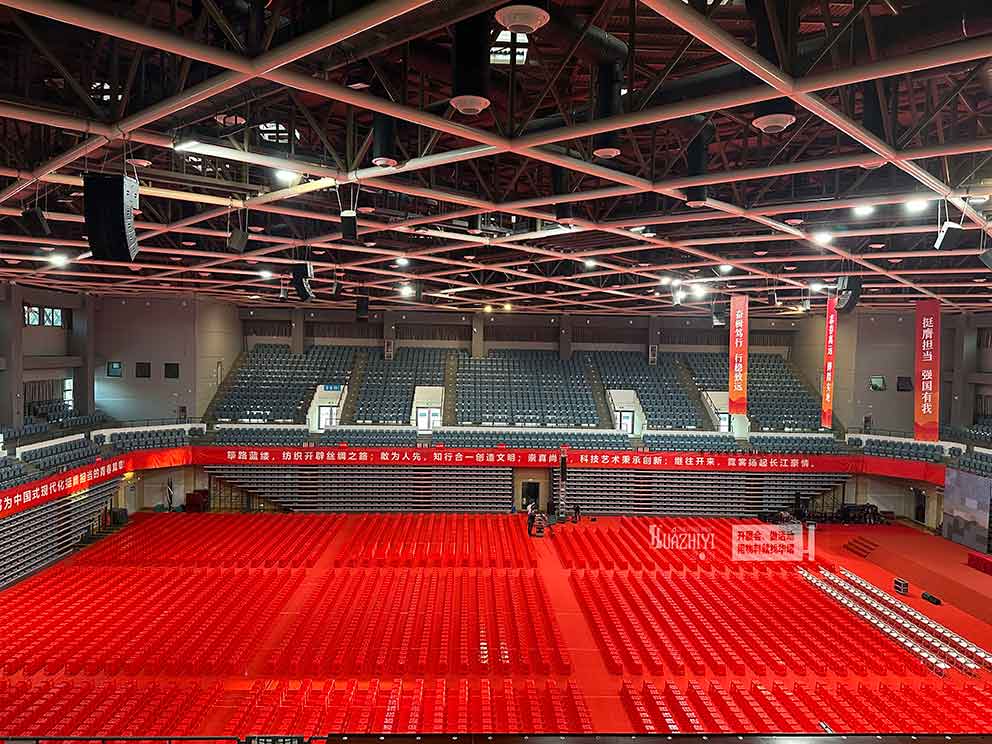 開封桌椅出租公司助力武漢紡織大學(xué)畢業(yè)典禮，提供千把塑料凳