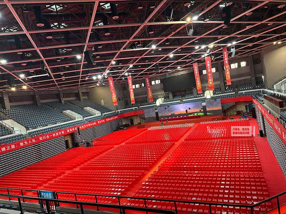 開封桌椅出租公司助力武漢紡織大學(xué)畢業(yè)典禮，提供千把塑料凳