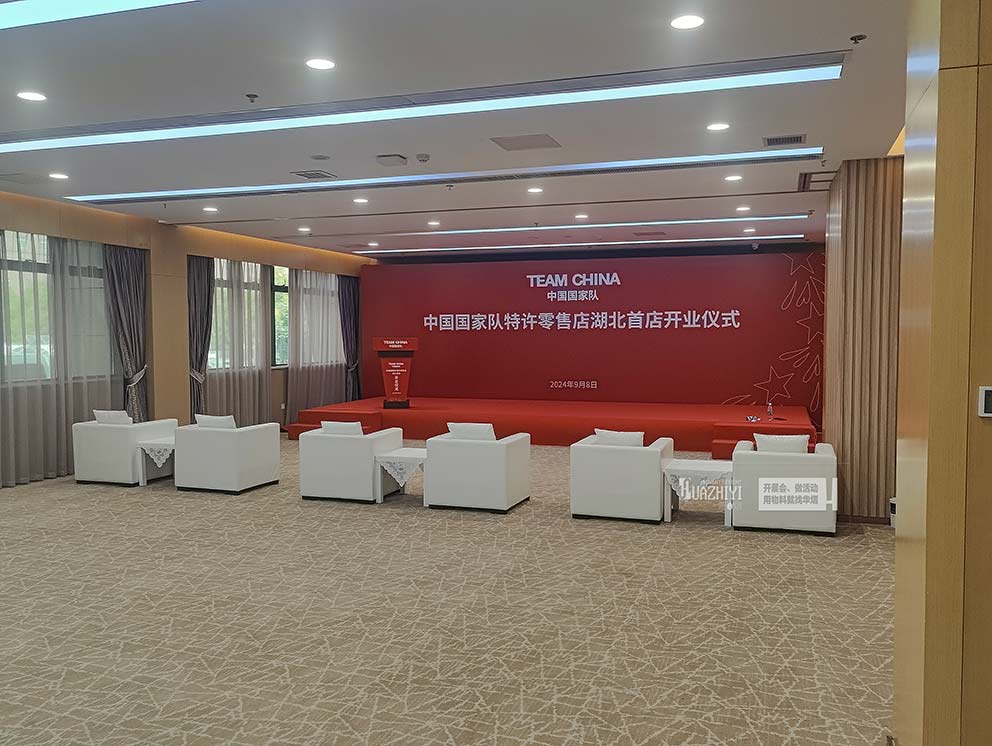 鄭州沙發(fā)出租提供的白色皮質(zhì)沙發(fā)十分高級(jí)簡(jiǎn)約