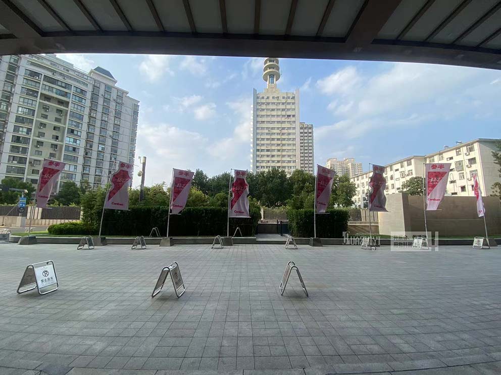 鄭州道旗出租提供布置洲際酒店參半會(huì)議不銹鋼底座道旗