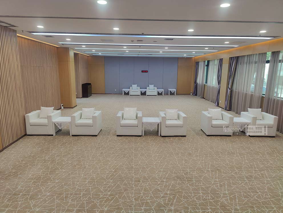 鄭州沙發(fā)出租提供的白色皮質(zhì)沙發(fā)十分高級(jí)簡(jiǎn)約