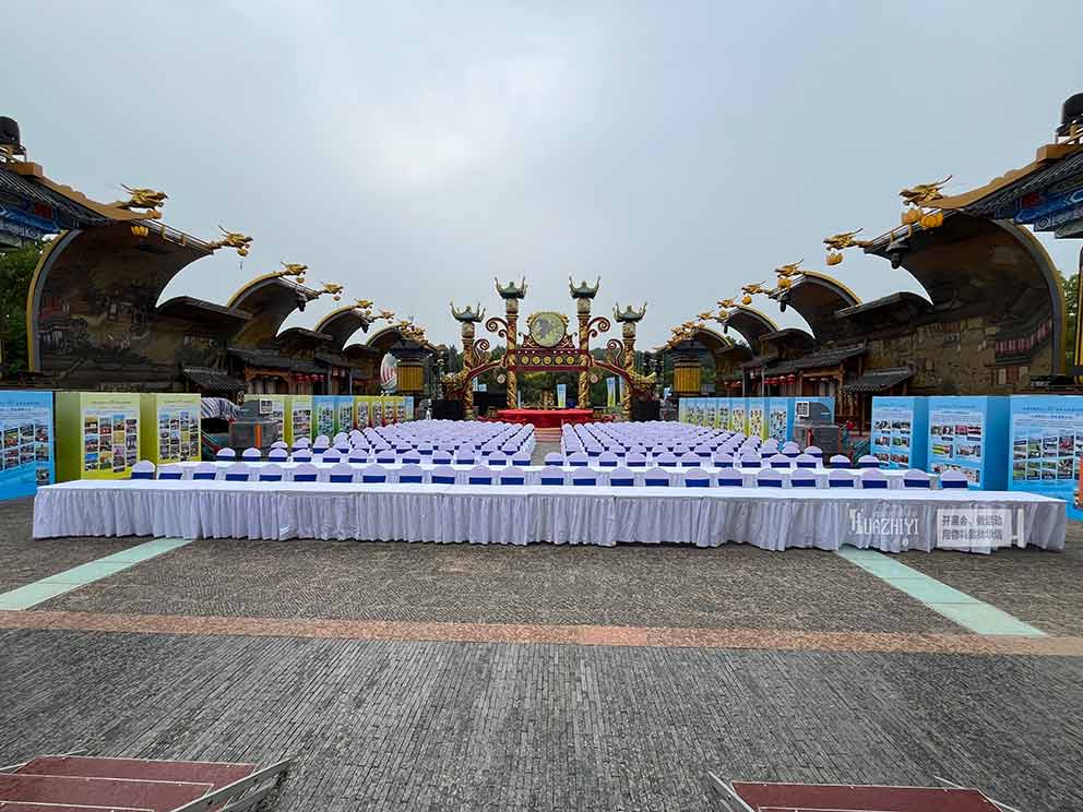 開封桌椅出租在陰雨天氣會(huì)對(duì)活動(dòng)現(xiàn)場(chǎng)進(jìn)行保護(hù)