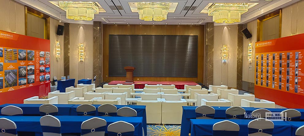 鄭州沙發(fā)出租布置酒店內(nèi)臨時(shí)會(huì)議，提供了沙發(fā)和茶幾