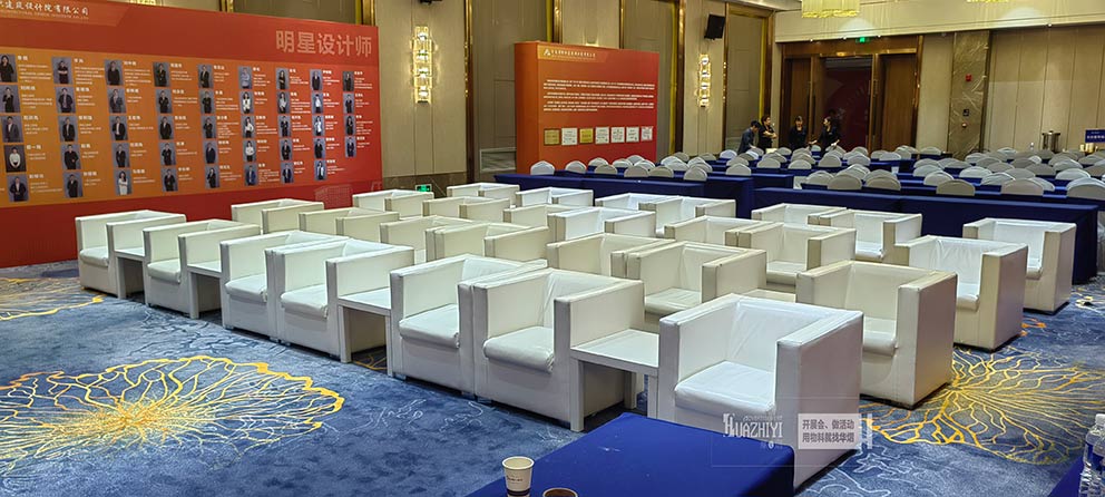 鄭州沙發(fā)出租布置酒店內(nèi)臨時(shí)會(huì)議，提供了沙發(fā)和茶幾