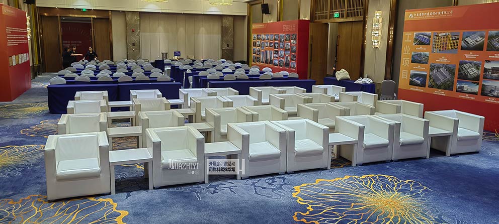 鄭州沙發(fā)出租布置酒店內(nèi)臨時(shí)會(huì)議，提供了沙發(fā)和茶幾