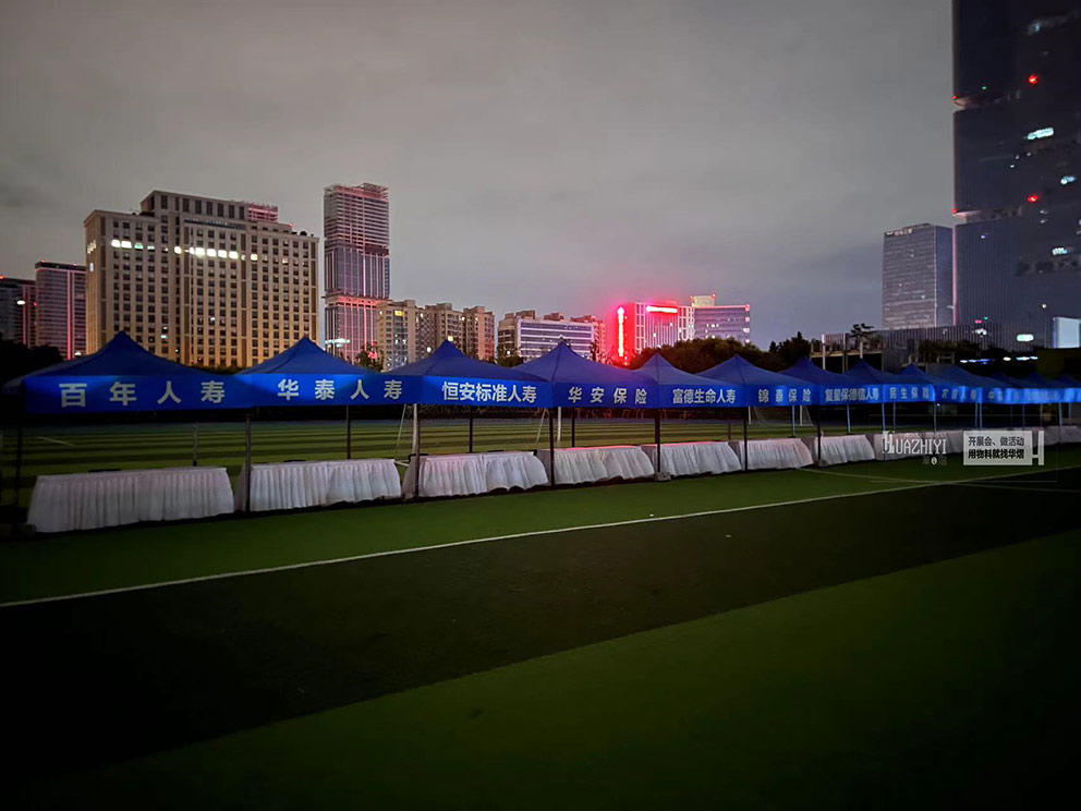 鄭州帳篷出租公司搭建市民公園藍(lán)色簡易帳篷現(xiàn)場