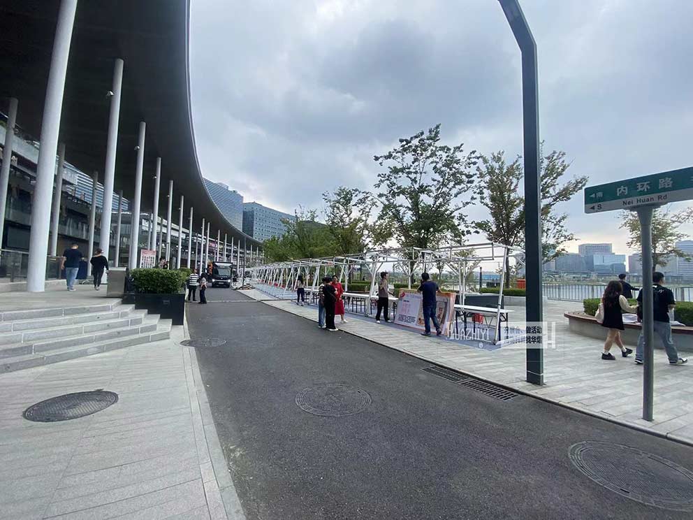 鄭州桌椅出租在金融島戶外集市提供數(shù)套長(zhǎng)條桌貴賓椅