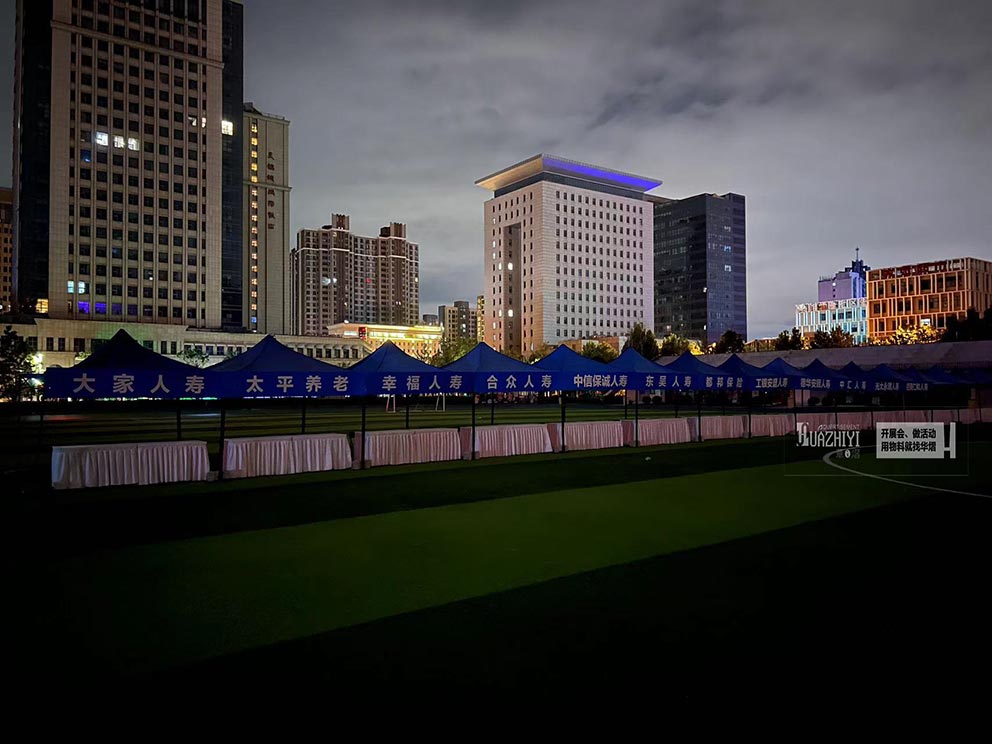 鄭州帳篷出租公司搭建市民公園藍(lán)色簡易帳篷現(xiàn)場