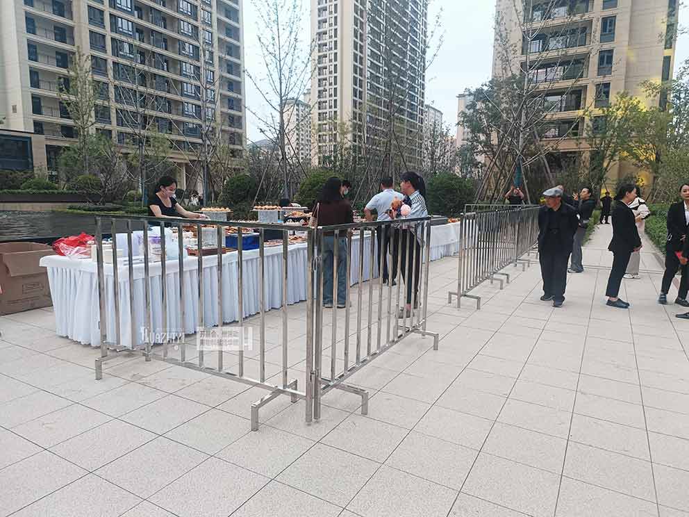 鄭州鐵馬出租提供的方管不銹鋼鐵馬十分穩(wěn)固