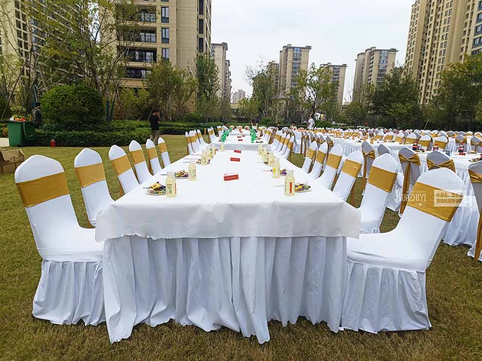 鄭州桌椅出租公司布置室外晚宴活動，金色腰封十分貴氣