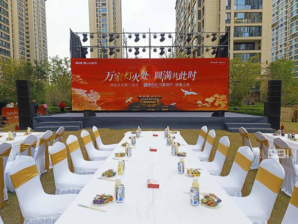 鄭州桌椅出租公司布置室外晚宴活動，金色腰封十分貴氣