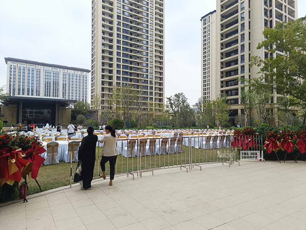 鄭州鐵馬出租提供的方管不銹鋼鐵馬十分穩(wěn)固