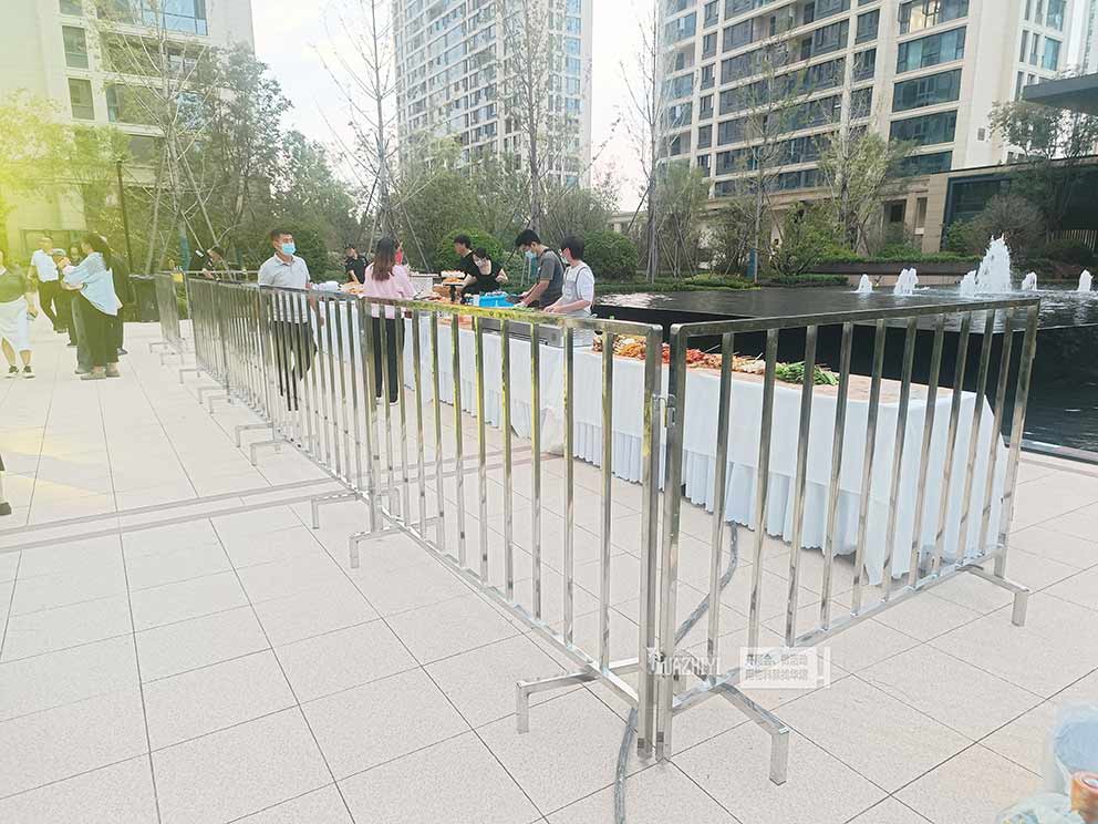 鄭州鐵馬出租提供的方管不銹鋼鐵馬十分穩(wěn)固