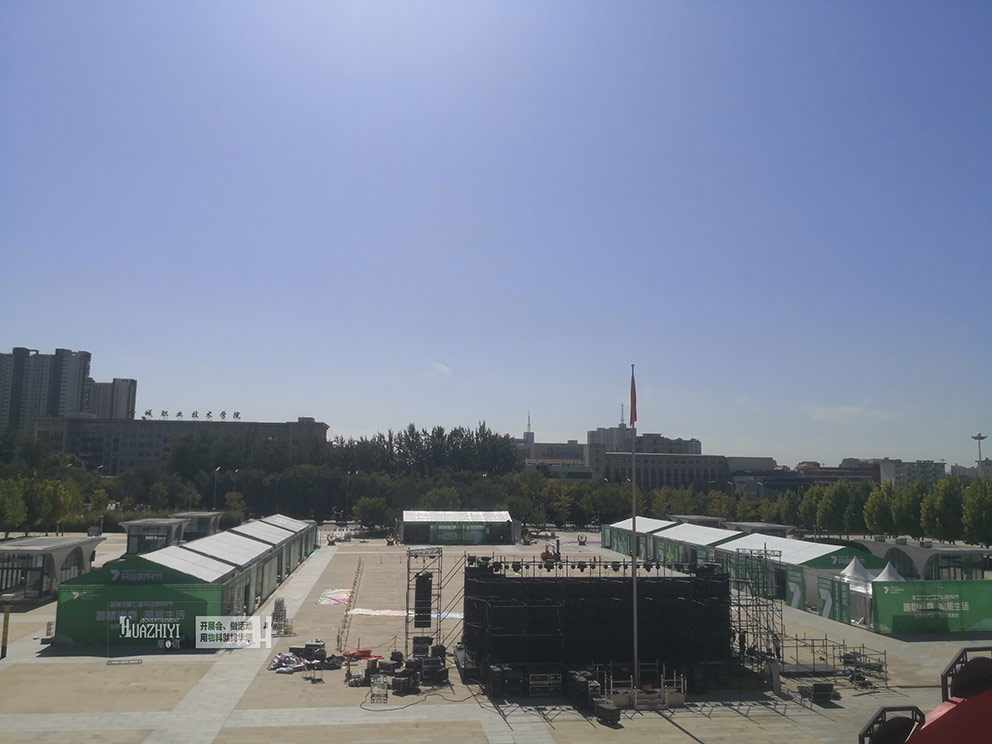 鄭州篷房出租搭建的尖頂篷房用在購(gòu)物節(jié)很合適