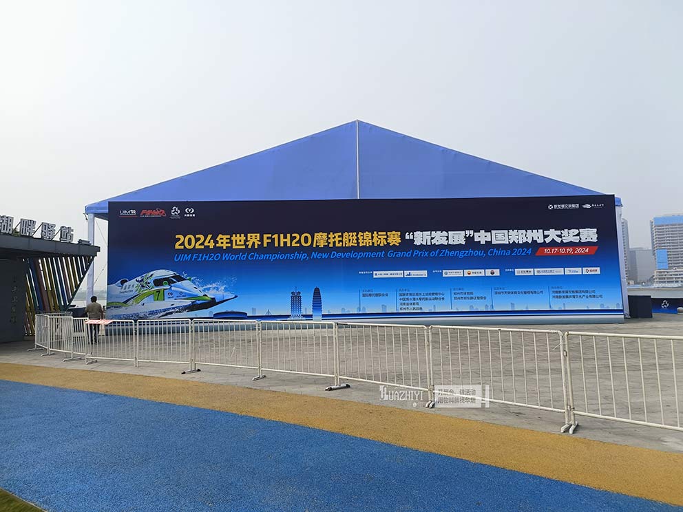 鄭州鐵馬出租公司提供數(shù)千米護(hù)欄租賃現(xiàn)場(chǎng)