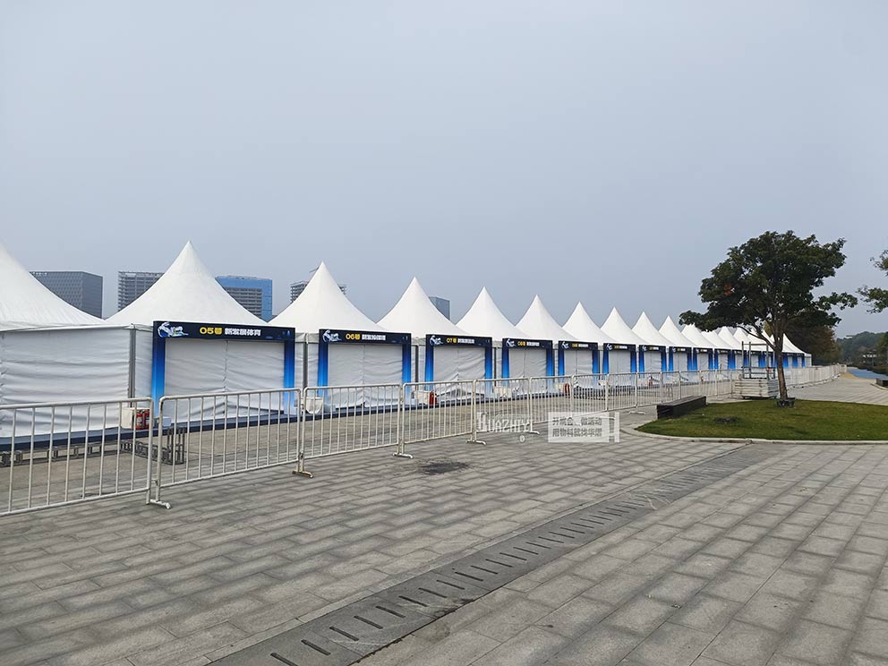 鄭州鐵馬出租公司提供數(shù)千米護(hù)欄租賃現(xiàn)場(chǎng)