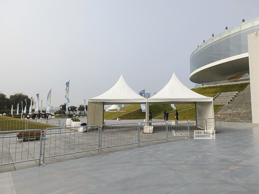 鄭州鐵馬出租公司提供數(shù)千米護(hù)欄租賃現(xiàn)場(chǎng)