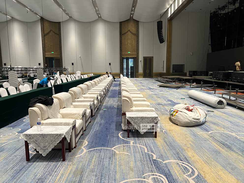 鄭州沙發(fā)出租布置會議內(nèi)場中南海布藝沙發(fā)