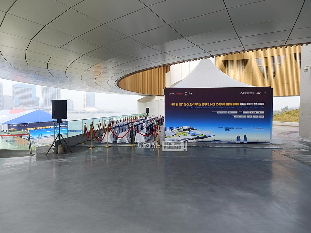 鄭州鐵馬出租公司還可以提供紅色禮賓柱