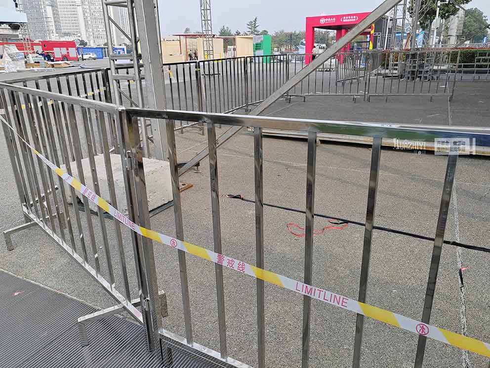 鄭州鐵馬租賃提供布置了新款不銹鋼方管鐵馬護(hù)欄