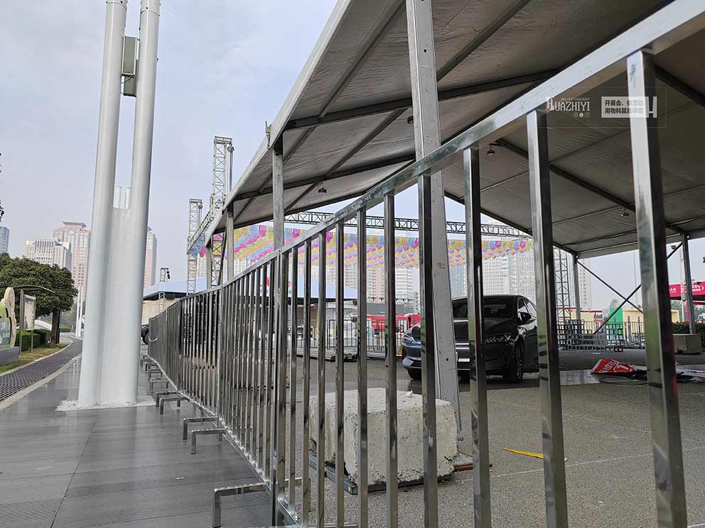 鄭州鐵馬租賃提供布置了新款不銹鋼方管鐵馬護(hù)欄