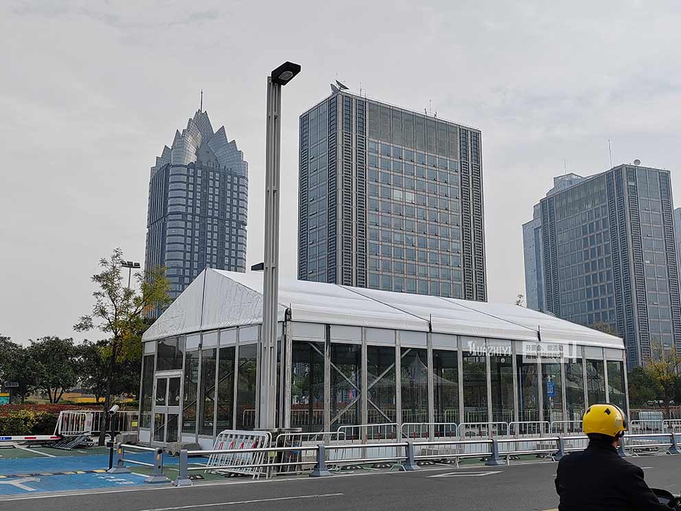 鄭州玻璃篷房租賃搭建了一座通透的篷房