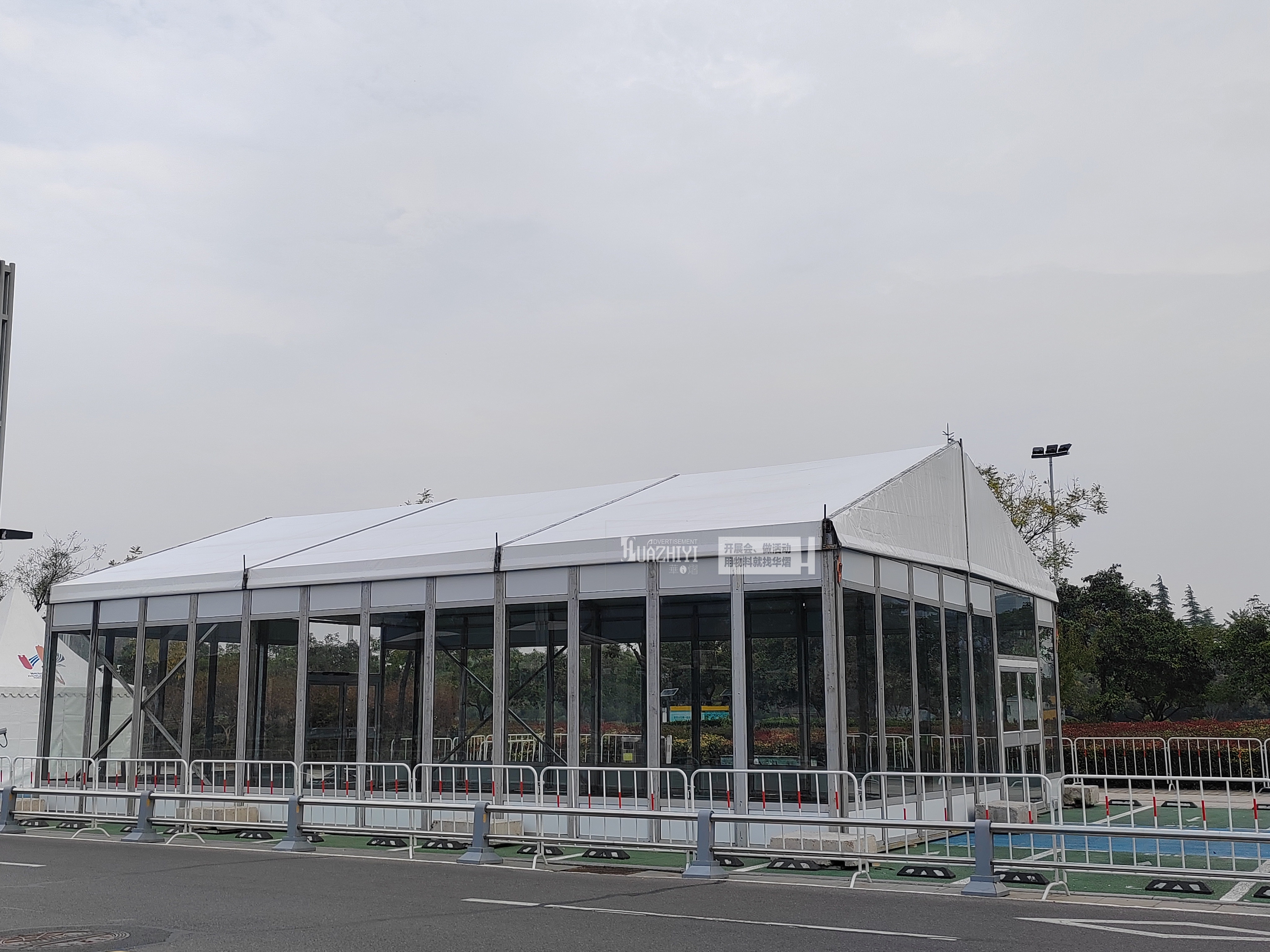 鄭州玻璃篷房租賃搭建了一座通透的篷房