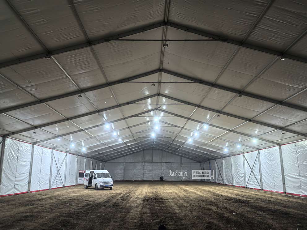 開封婚慶篷房出租公司在土地上搭建一座喜慶的紅色篷房