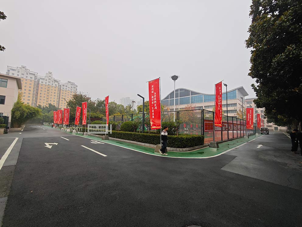 鄭州華熠物料出租公司助力文體比賽 布置現(xiàn)場道旗