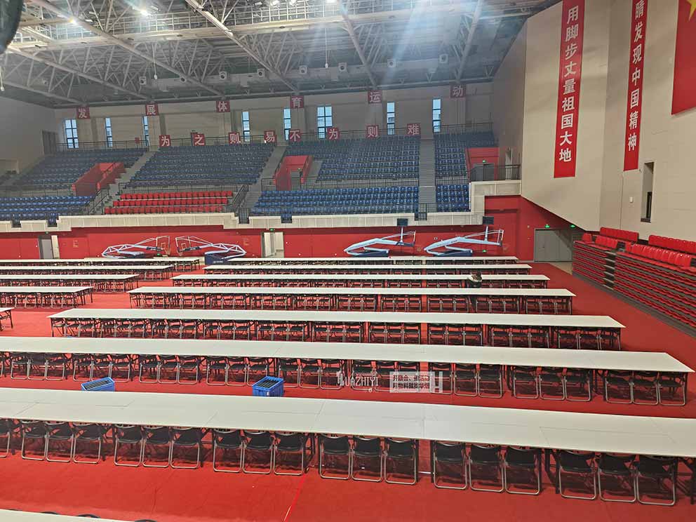 鄭州輕工業(yè)學(xué)院程序設(shè)計(jì)大賽現(xiàn)場(chǎng)桌椅由鄭州華熠提供租賃