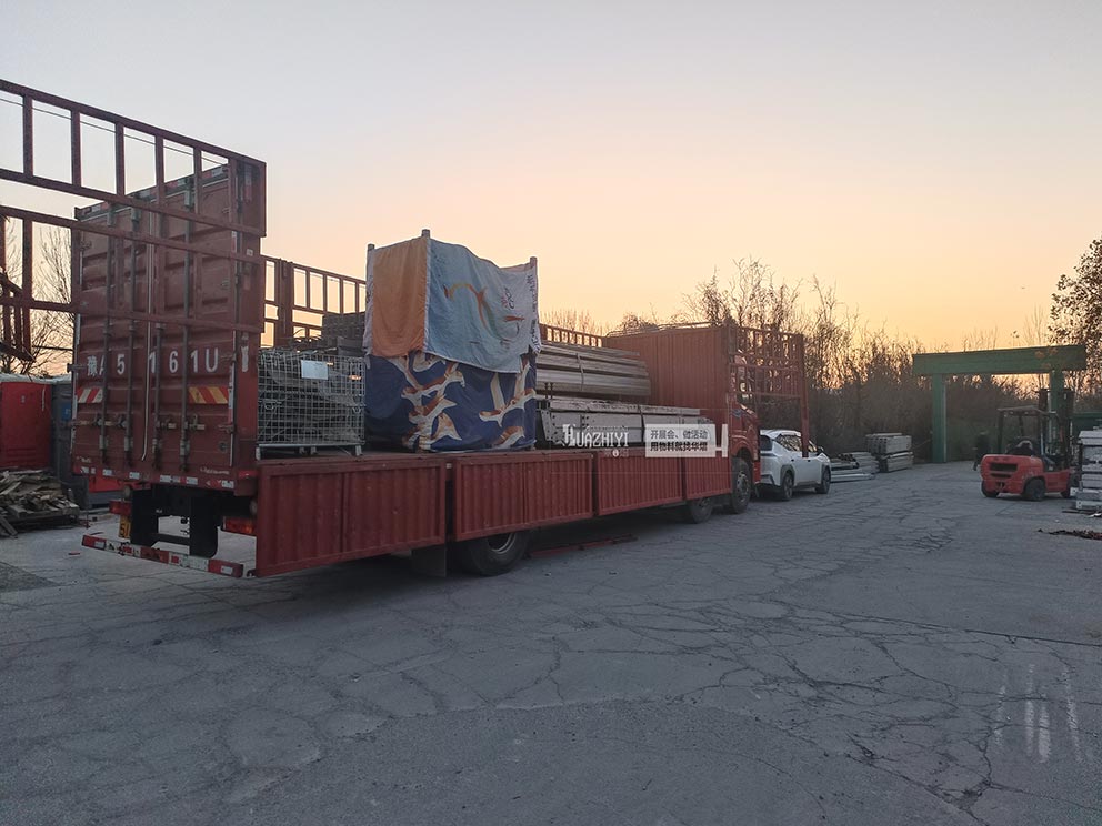 鄭州篷房租賃百榮進(jìn)場準(zhǔn)備搭建年貨節(jié)篷房