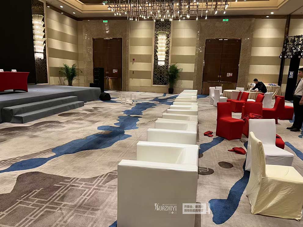 華熠沙發(fā)租賃提供白色單人皮質(zhì)沙發(fā)和茶幾出租