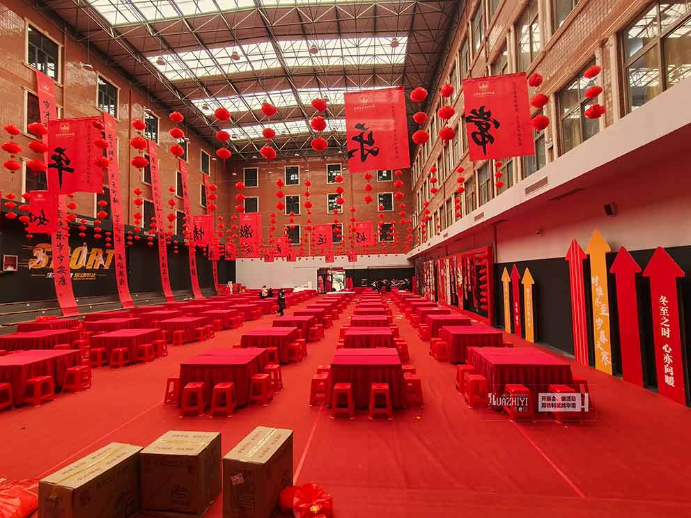 鄭州城市學(xué)院冬至活動(dòng)租賃使用華熠的長(zhǎng)條桌塑料方凳