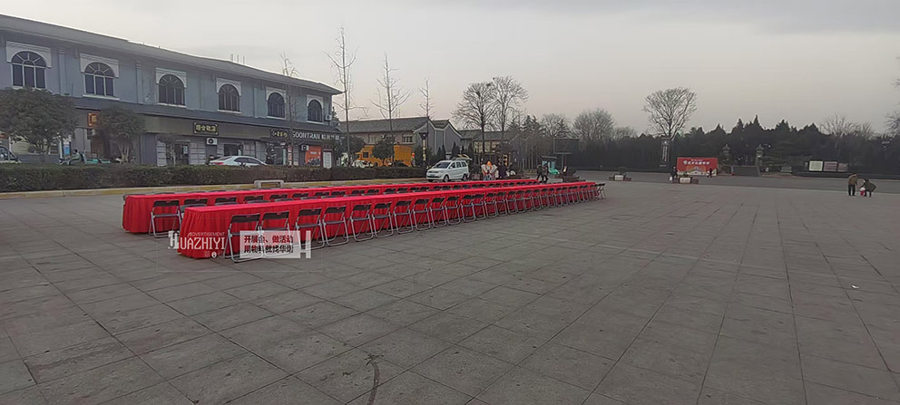 鄭州桌椅出租提供折疊椅搭配長(zhǎng)條桌使用