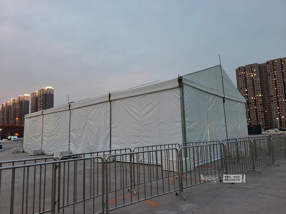 試駕會現(xiàn)場的鐵馬護(hù)欄租賃由鄭州華熠公司布置