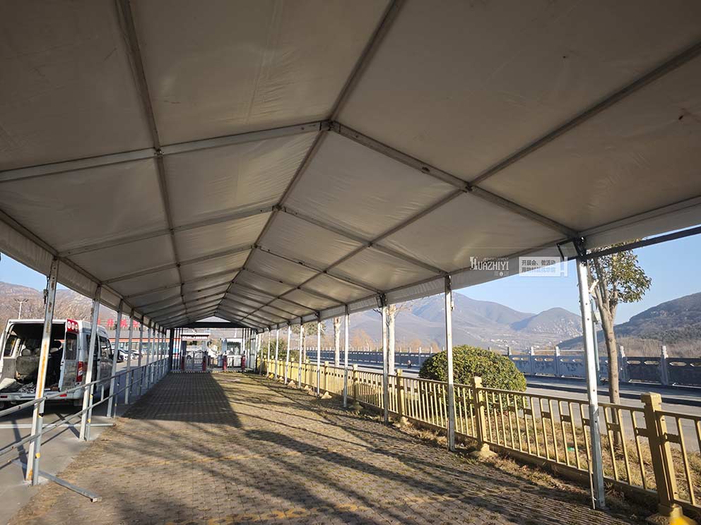 鄭州篷房租賃提前為景區(qū)入口搭建春節(jié)排隊安檢篷房