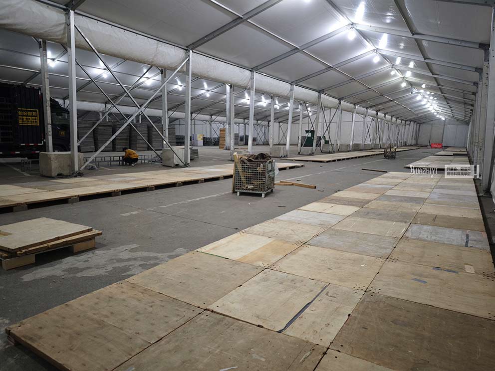 華熠地臺租賃公司團隊鋪設中博建材展會木質地臺