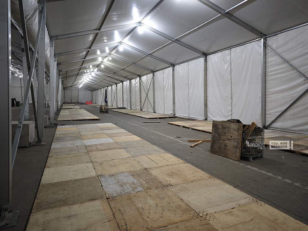 華熠地臺租賃公司團隊鋪設中博建材展會木質地臺