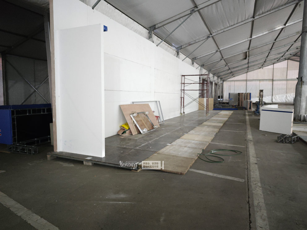 華熠地臺租賃公司團隊鋪設中博建材展會木質地臺