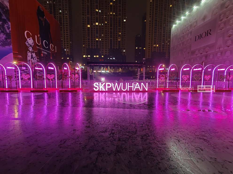 華熠鐵馬護(hù)欄租賃助力武漢SKP情人節(jié)活動(dòng)護(hù)欄布置