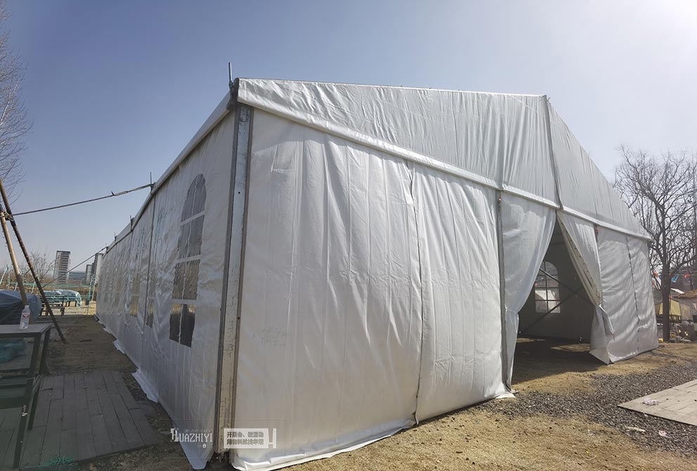 露營新領(lǐng)地現(xiàn)場搭建了一座純凈潔白的大型篷房