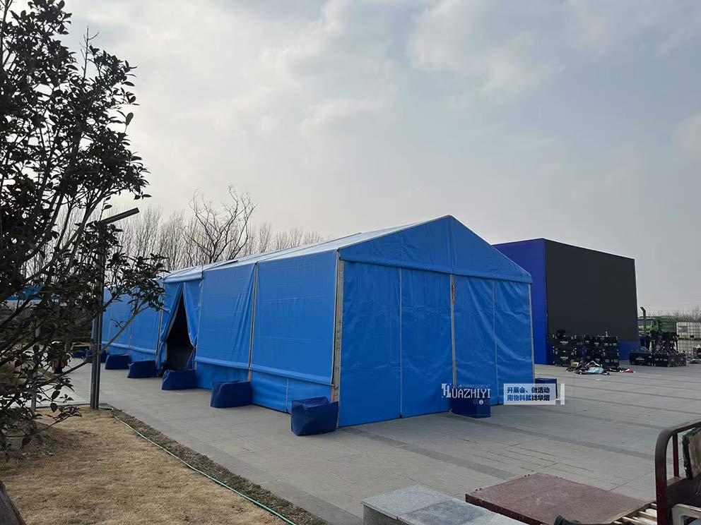 華熠篷房租賃搭建一座嶄新的藍(lán)色篷房