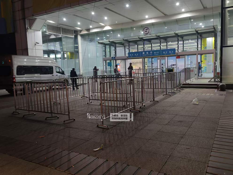 華熠鐵馬護欄租賃布置購物中心外圍護欄