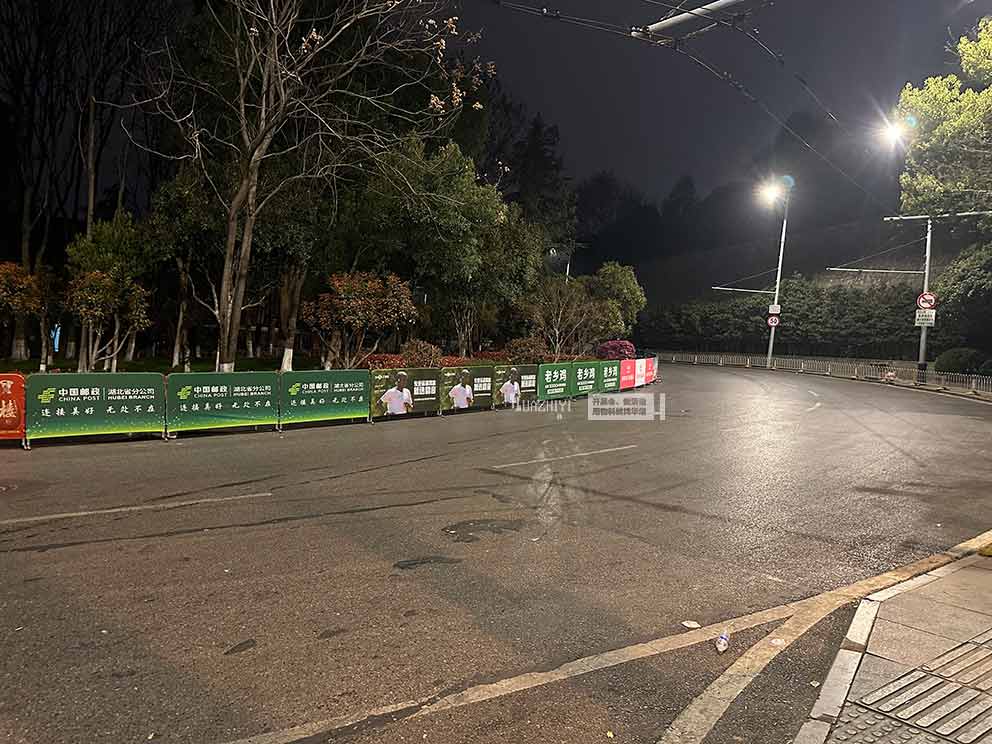 華熠物料租賃公司助力2025武漢馬拉松賽事布置鐵馬護欄